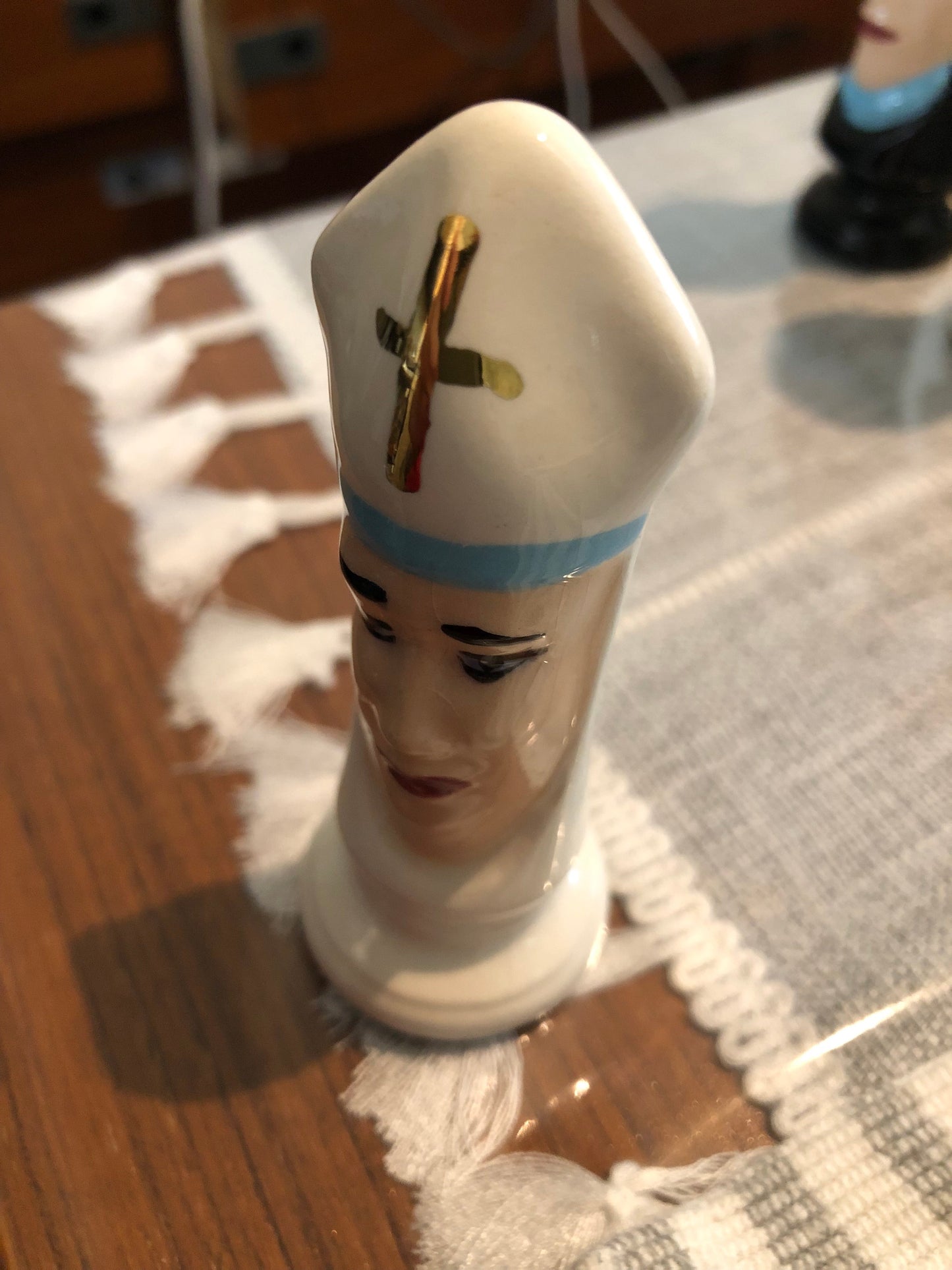 Duncan Mold Hand Painted Medieval Ceramic Chess pieces Gold detail (OTTV 2840) priced individually based condition of each piece