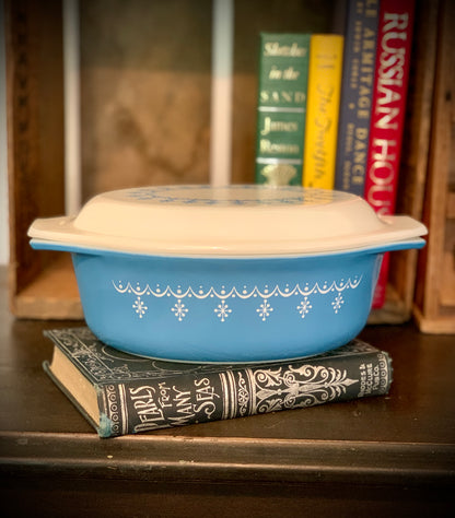 Pyrex Snowflake Garland 043 Casserole with 943C Milk Glass pattern lid