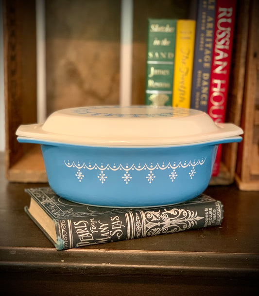 Pyrex Snowflake Garland 043 Casserole with 943C Milk Glass pattern lid