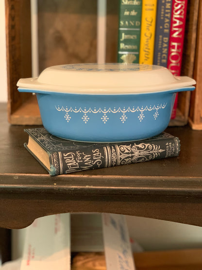 Pyrex Snowflake Garland 043 Casserole with 943C Milk Glass pattern lid