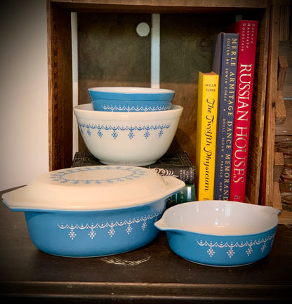 Pyrex Snowflake Garland 043 Casserole with 943C Milk Glass pattern lid