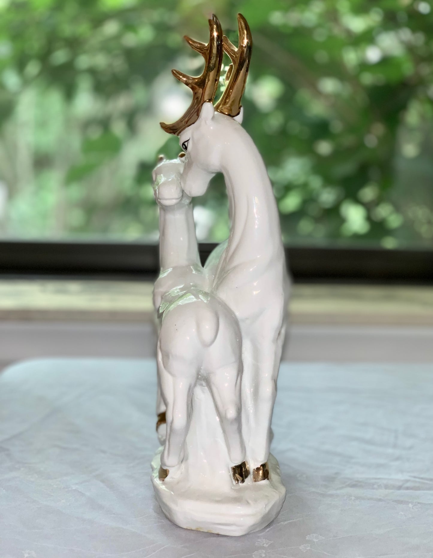 Porcelain reindeer statue with gold detail (OTTV 2924.9)