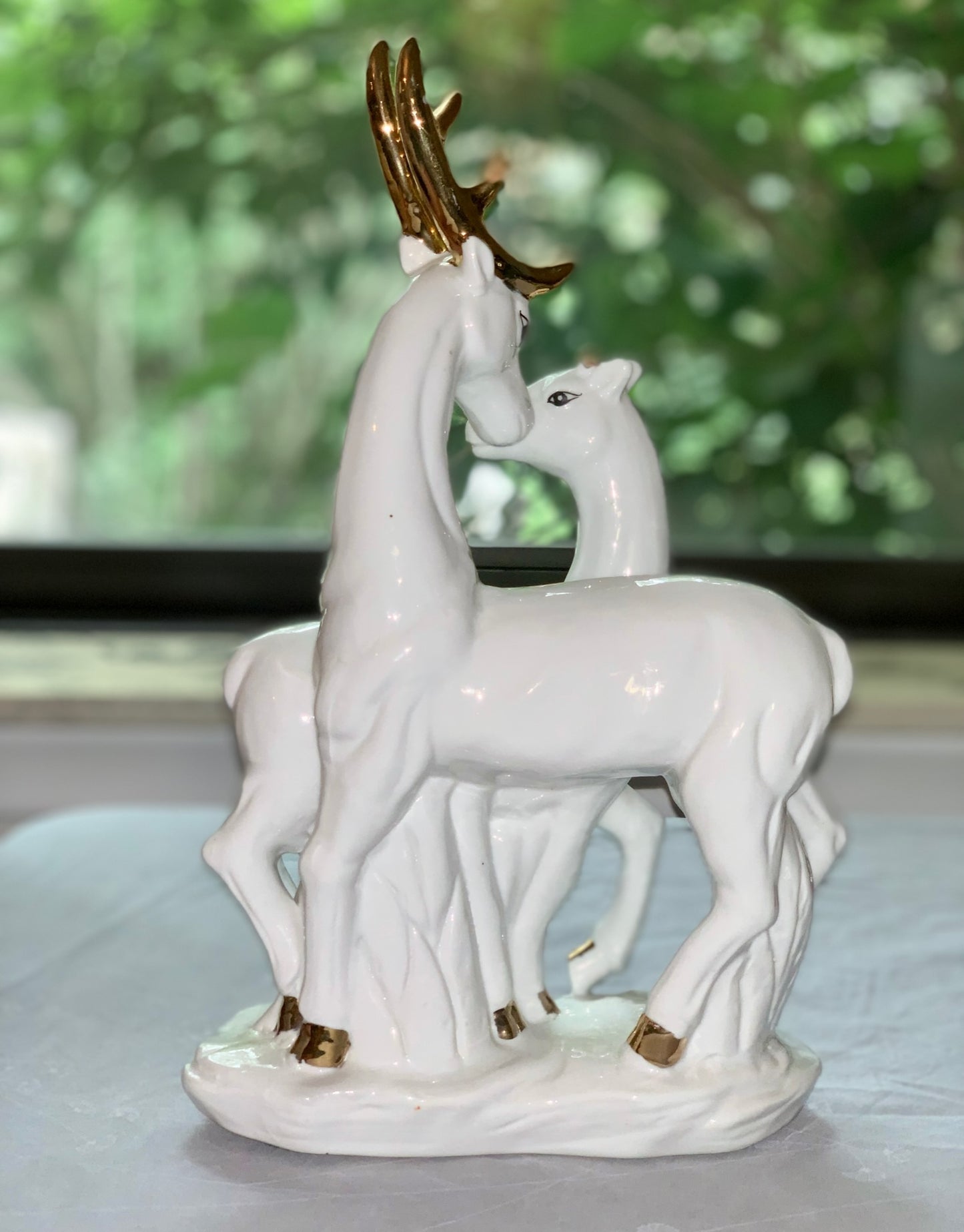 Porcelain reindeer statue with gold detail (OTTV 2924.9)